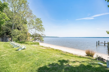 Sun-loungers. Cottage Located on the Patuxent River!