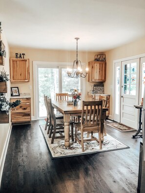 Dining - Konnarock Creekside Cabin (Damascus)