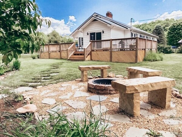 Terrace/patio - Konnarock Creekside Cabin (Damascus)