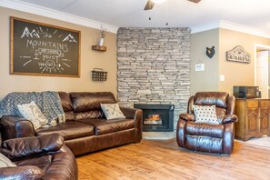 Smart TV, fireplace, DVD player - Downtown Gem 💎 -102- Walk to Coffee ☕️ & Anakeesta (Gatlinburg)