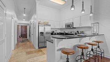 Refrigerador, microondas, horno y parrilla de estufa