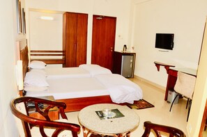 Escritorio y espacio para trabajar con laptop