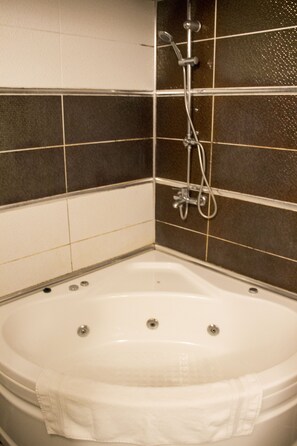 Deluxe-Studio, Stadtblick | Badezimmer | Kostenlose Toilettenartikel, Haartrockner, Hausschuhe, Handtücher