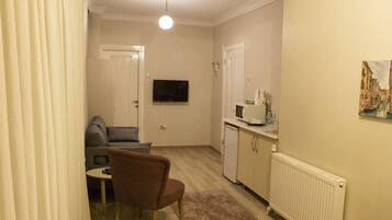 Standard Studio, 1 Queen Bed | 1 bedroom, down duvets, memory-foam beds, blackout curtains