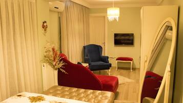 Deluxe Studio, City View | 1 bedroom, down duvets, memory-foam beds, blackout curtains