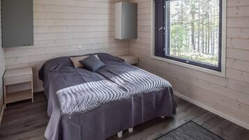 4 bedrooms, travel crib, internet