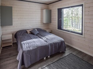 4 bedrooms, travel crib, internet