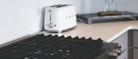Cafetera y tetera, refrigerador, microondas y horno