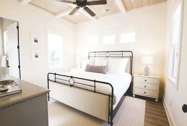 3 bedrooms, iron/ironing board, WiFi, bed sheets