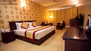 Desk, laptop workspace, rollaway beds (surcharge), WiFi (free) - Goldstone comfort (Dehradun)