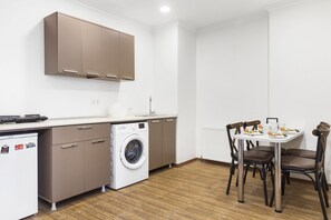 Fridge, stovetop, coffee/tea maker, electric kettle - Modern Suites (Istanbul)