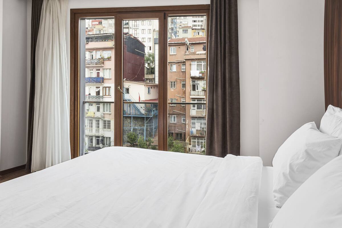 In-room safe, desk, soundproofing, iron/ironing board (on request)