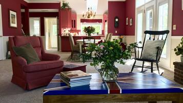 Smart TV, fireplace, books, stereo