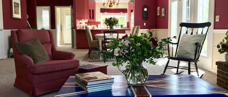 Smart TV, fireplace, books, stereo