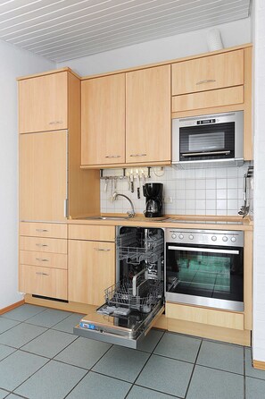 Een koelkast, een magnetron, een oven, een vaatwasser