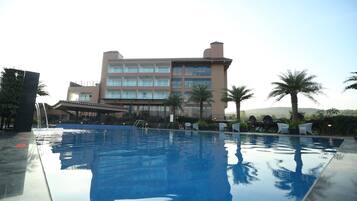 Piscina a l'aire lliure i gandules