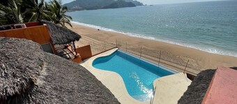 4 bedrooms 5 bathrooms
3 full 2 half baths
OCEAN FRONT
SLEEP 8