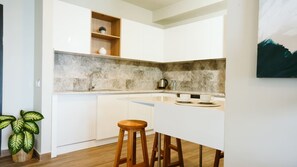 2+1 SUPERIOR SUITE | Yksityinen keittonurkkaus | Jääkaappi, vedenkeitin