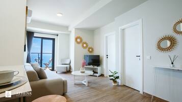 2+1 SUPERIOR SUITE | リビング エリア | 32 インチの液晶テレビ (衛星放送視聴可)、テレビ、テーブルサッカー台