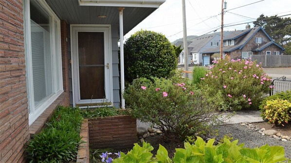 Exterior detail - Hear the Ocean, Steps to the Promenade and Beach Access (Seaside)