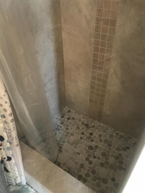 Douche, serviettes fournies, papier de toilette