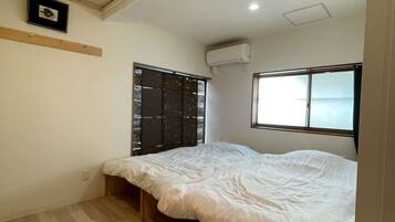 2 bedrooms, desk, WiFi