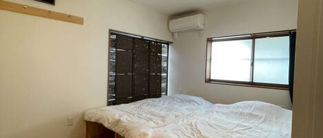 2 bedrooms, desk, WiFi