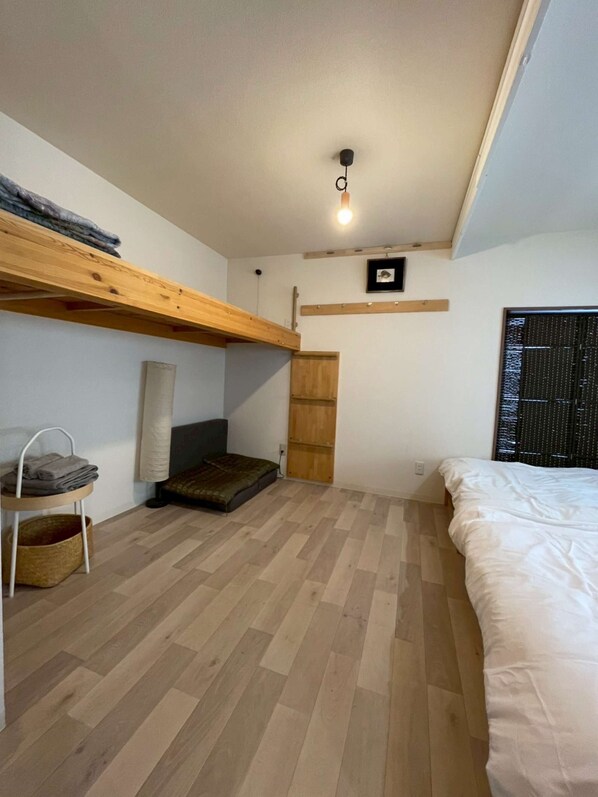 2 bedrooms, desk, WiFi