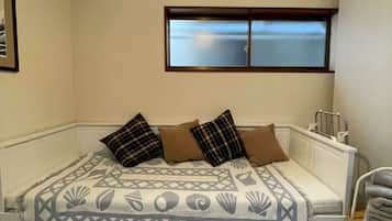 2 bedrooms, desk, WiFi