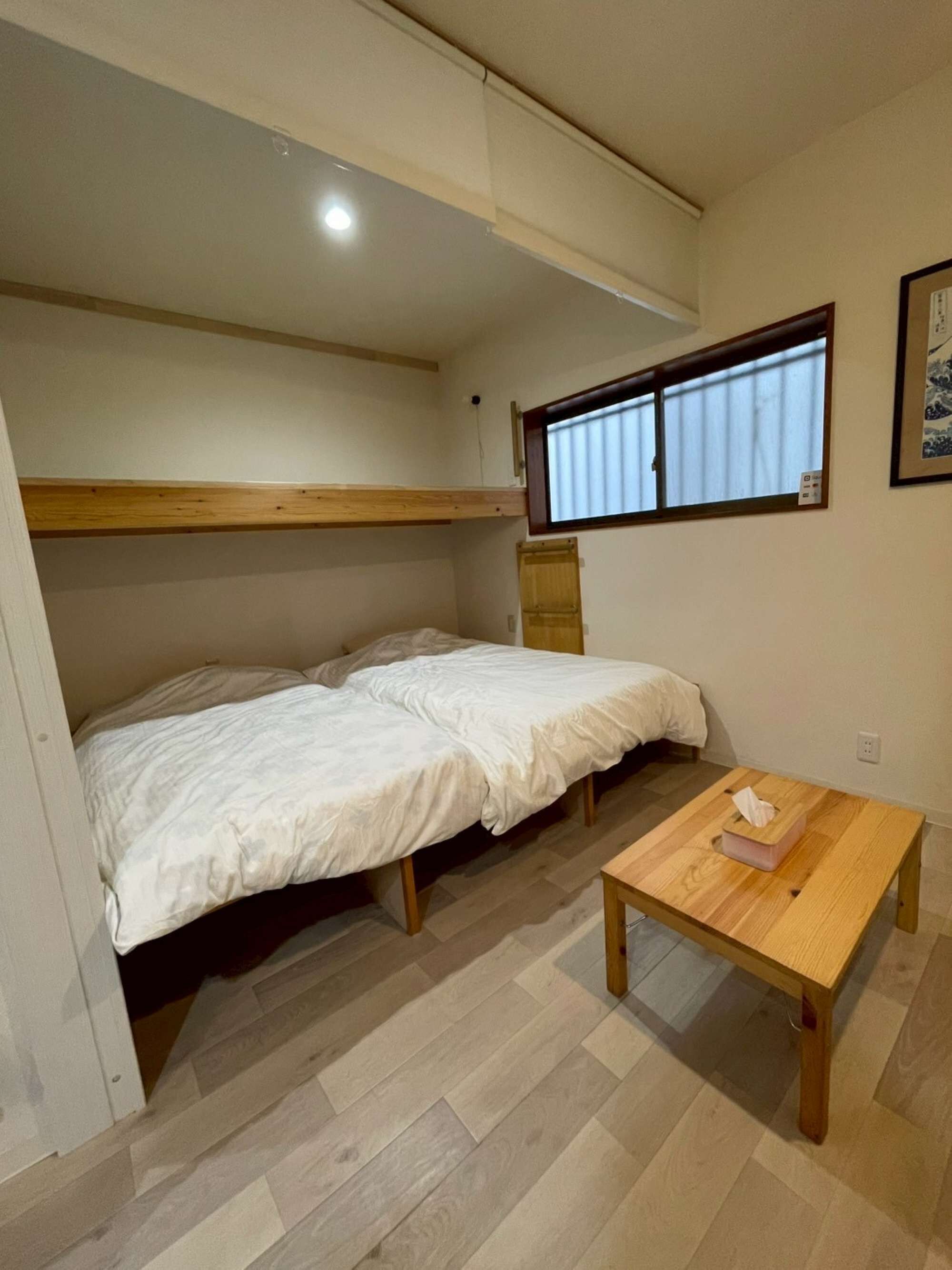 2 bedrooms, desk, WiFi