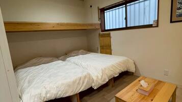 2 bedrooms, desk, WiFi