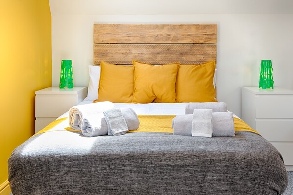 Desk, laptop workspace, iron/ironing board, free WiFi - The Nook Close to Swansea Marina (Swansea)