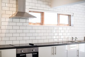 Full-sized fridge, microwave, oven, electric kettle - The Nook Close to Swansea Marina (Swansea)