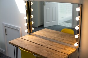 Bureau, espace de travail pour ordinateur portable
