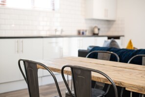 Desk, laptop workspace, iron/ironing board, free WiFi - The Nook Close to Swansea Marina (Swansea)