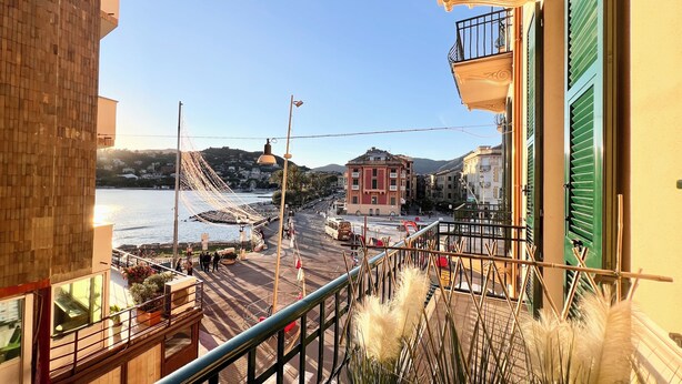 A coastal cityscape with a view of the sea, buildings, and a street with a pedestrian walkway. - Casa Rosa al Mare, Rapallo, Silver (Rapallo)