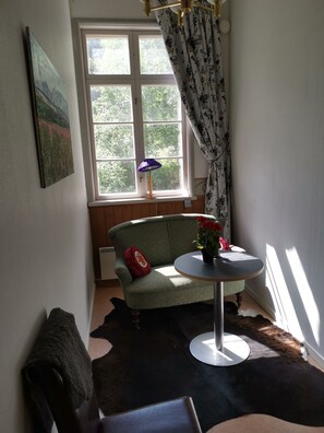 Dormitorio compartido, baño compartido | Área de sala de estar