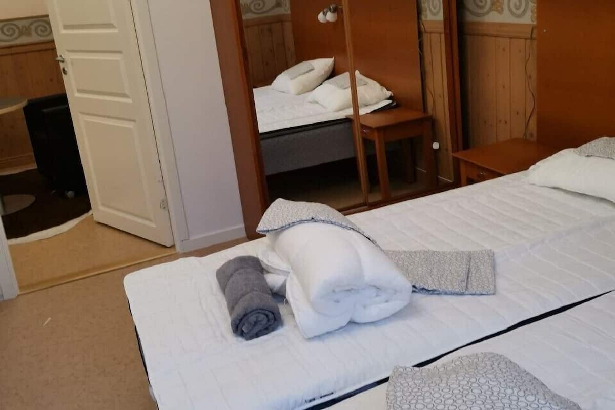 Free cots/infant beds, free WiFi