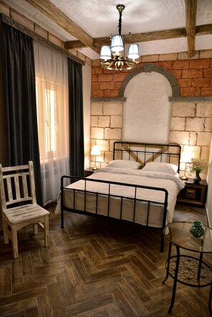 Individually decorated, individually furnished, desk, soundproofing - Retro Hostel (Yerevan)