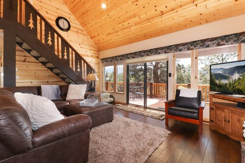 Mountain View Escape by Destination Big Bear : Relaxing Views of the Snow Summit & Bear Mtn! Pool Table! WiFi & Streaming TV!