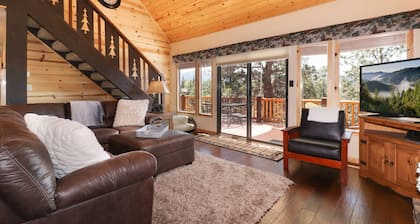Mountain View Escape: Rentouttava näkymä Snow Summit & Bear Mtn: lle! Biljardipöytä! WiFi & Streaming TV!