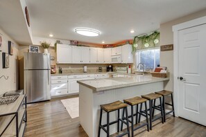 Geladeira, micro-ondas, cooktop, lava-louças