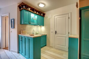 Réfrigérateur, micro-ondes, grille-pain