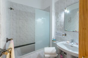 Een douche, een haardroger, handdoeken