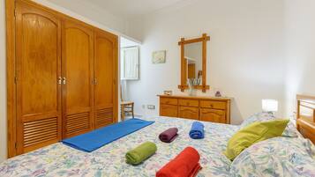 1 slaapkamer, een strijkplank/strijkijzer, gratis wifi, beddengoed