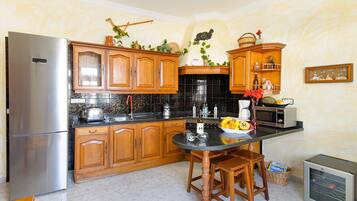 Frigorífico, microondas, horno y placa de cocina