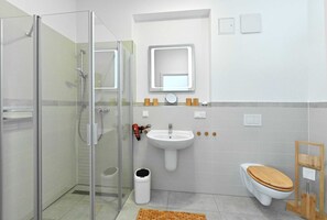 Douche, sèche-cheveux, savon, papier toilette