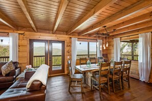 Een smart-tv en een open haard