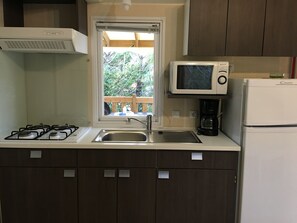 Kühlschrank, Mikrowelle, Herdplatte, Wasserkocher mit Kaffee-/Teezubehör