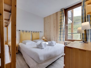1 quarto, Wi-Fi de cortesia, roupa de cama